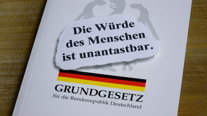  Grundgesetz  Was genau bedeutet Artikel  1  Inforadio