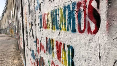 Israel: Mauer mit Grafitti "Make Hummus Not War"