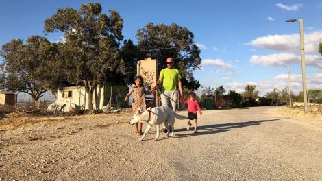 Michael mit Kind, Hund und Thandi im Kibbuz Telalim (Bild: Jörg Poppendieck/rbb)