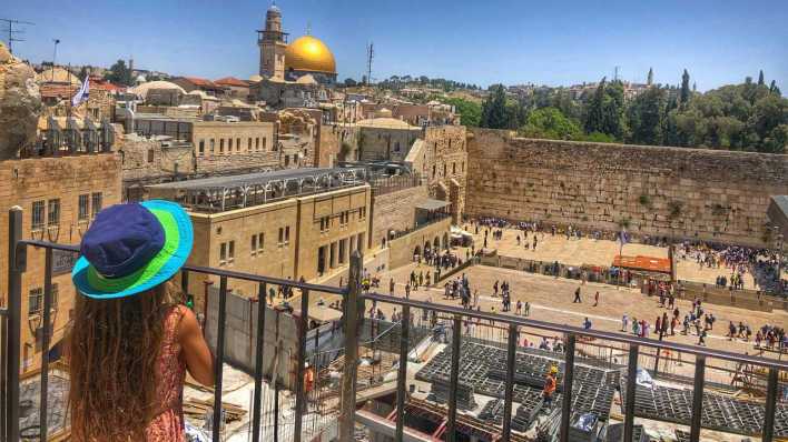 Thandi blickt auf die Altstadt von Jerusalem mit der Klagemauer und dem Felsendom (Bild: Jörg Poppendieck/rbb) Thandi blickt auf die Altstadt von Jerusalem mit der Klagemauer und dem Felsendom (Bild: Jörg Poppendieck/rbb)