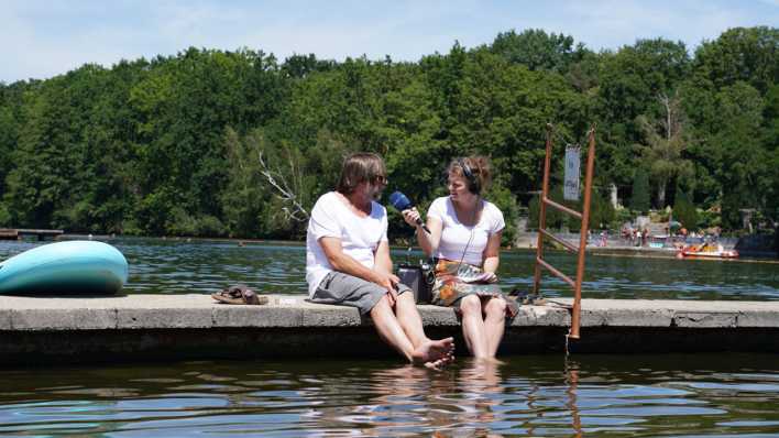 Inforadioreporterin Birgit Raddatz spricht mit Michel Verhoeven, dem Betreiber des Naturbades Plötzensee Inforadioreporterin Birgit Raddatz spricht mit Michel Verhoeven, dem Betreiber des Naturbades Plötzensee