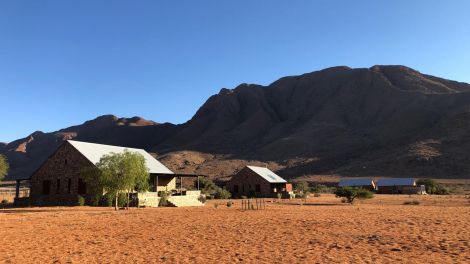 Namibia: Farm im Naturreservat am Rande der Wüste Namib (Bild: Jörg Poppendieck/Inforadio)