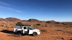 Namibia: Pick-up in der Wüste Namib (Bild: Jörg Poppendieck/Inforadio)