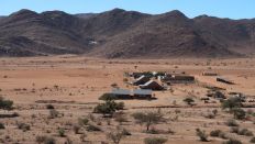 Namibia: Farm im Naturreservat am Rande der Wüste Namib (Bild: Jörg Poppendieck/Inforadio)