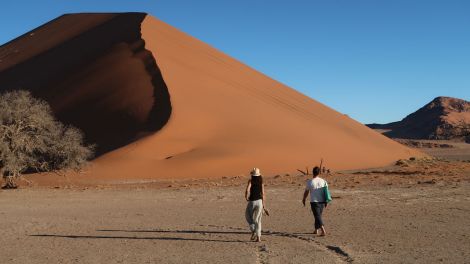 Namibia: Familie Poppendieck mit Freunden vor einer Düne in der Wüste Namib (Bild: Jörg Poppendieck/Inforadio)