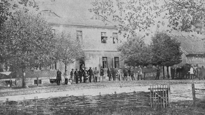 Gaststätte Baumgartenbrück zu Fontanes Zeiten, ganz links Gottfried Eduard Herrmann (Bild: Frank Herrmann/Restaurant Baumgartenbrück)