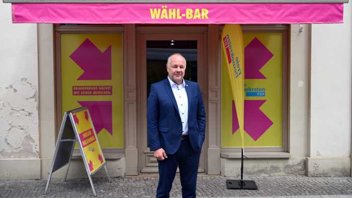Brandenburg, Potsdam, 21.6.2019: Hans-Peter Goetz, Spitzenkandidat der FDP in Brandenburg, steht vor der "Wähl-Bar", der Wahlkampfzentrale der FDP in Potsdam (Bild: dpa-Zentralbild)