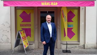 Brandenburg, Potsdam, 21.6.2019: Hans-Peter Goetz, Spitzenkandidat der FDP in Brandenburg, steht vor der "Wähl-Bar", der Wahlkampfzentrale der FDP in Potsdam (Bild: dpa-Zentralbild)