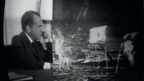 US-Präsident Richard Nixon telefoniert mit den Astronauten auf der Mondoberfläche. Er sagt später, das sei der wohl bedeutendste Anruf aus dem Weißen Haus aller Zeiten gewesen. (Bild: dpa/Keystone)