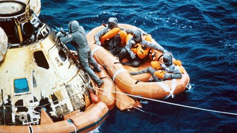Die Kapsel und das Schlauchboot mit den Astronauten nach der Landung im Pazifik am 24. Juli 1969. (Bild: dpa/UPI)
