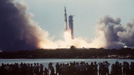 Die Saturn V-Rakete mit der Raumfähre Apollo 11 startet am 16. Juli 1969 von Rampe 39A um 9 Uhr 32 in Cape Kennedy/USA. (Bild: dpa/UPI)