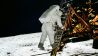 Edwin "Buzz" Aldrin klettert die Leiter von der Raumfähre hinunter zur Mondoberfläche (Bild: dpa/Nasa)