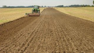 Ein Traktor auf einem Acker nahe Blumberg im Landkreis Barnim (Bild: imago images/Hohlfeld)