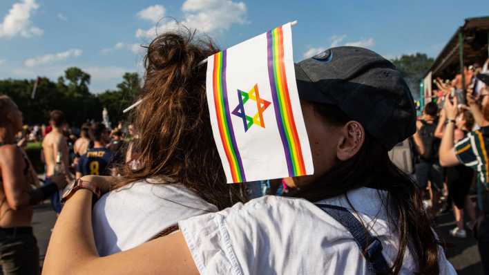 Israelische Fahne in Regenbogenfarben auf dem CSD in Berlin 2018 (Bild: imago images / ZUMA Press) Israelische Fahne in Regenbogenfarben auf dem CSD in Berlin 2018 (Bild: imago images / ZUMA Press)