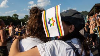 Israelische Fahne in Regenbogenfarben auf dem CSD in Berlin 2018 (Bild: imago images / ZUMA Press)