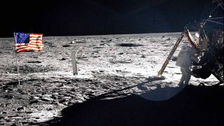 Astronaut Neill Armstrong steht neben der Raumfähre der "Apollo 11"-Mission und der USA-Flagge auf dem Mond (Bild: imago images/United Archives International)