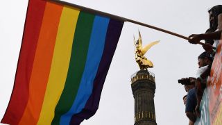 Regenbogenfahne vor der Siegessäule (Bild: imago images / Bernd König)