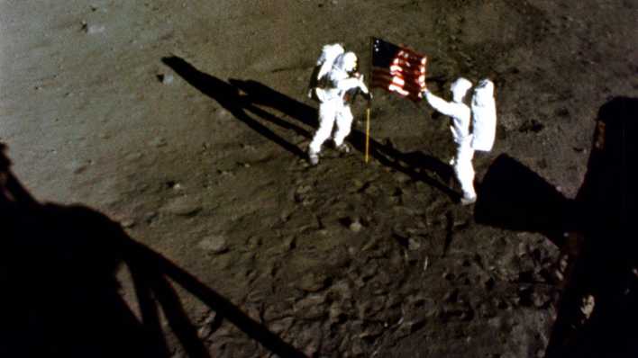 ARCHIV: Astronauten Edwin Eugene - Buzz - Aldrin Jr. und Neil Alden Armstrong mit der US-amerikanischen Nationalflagge auf der Mondoberfläche während der Apollo 11-Mission (Bild: imago images/UPI Photo)