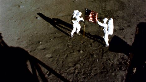 ARCHIV: Astronauten Edwin Eugene - Buzz - Aldrin Jr. und Neil Alden Armstrong mit der US-amerikanischen Nationalflagge auf der Mondoberfläche während der Apollo 11-Mission (Bild: imago images/UPI Photo)