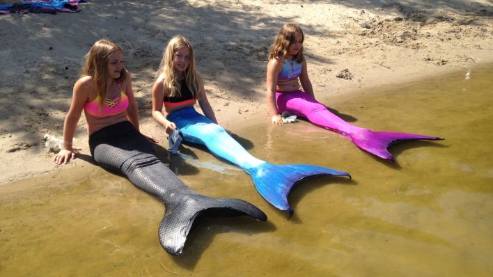 Laurina, Alex und Sherees beim "Mermaiding" (Bild:rbb/ Annette Miersch)