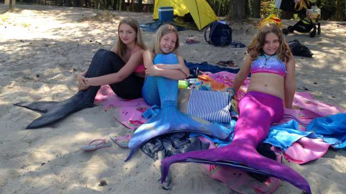 Laurina, Alex und Sherees beim "Mermaiding" (Bild: rbb/ Annette Miersch)