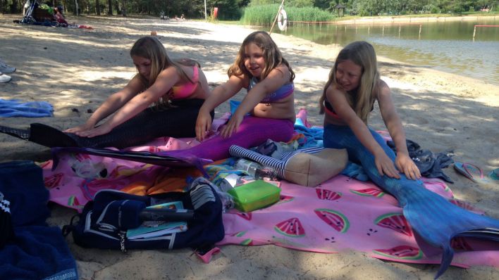 Laurina, Alex und Sherees beim "Mermaiding" (Bild: rbb/ Annette Miersch)