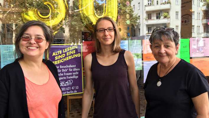 Tanja Löschzensky (l.), Mechthild Rutzen (m.) und Joanna Czapska (r.) stehen vor den Räumen des Vereins "Rad und Tat: Offene Initiative Lesbischer Frauen"