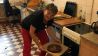 Joanna Czapska vom Verein "Rad und Tat" holt einen frisch gebackenen Kuchen aus dem Ofen
