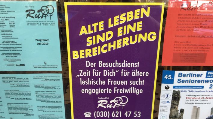 Das Plakat "Alte Lesben sind eine Bereicherung" hängt im Fenster der Räume des Vereins "Rad und Tat"