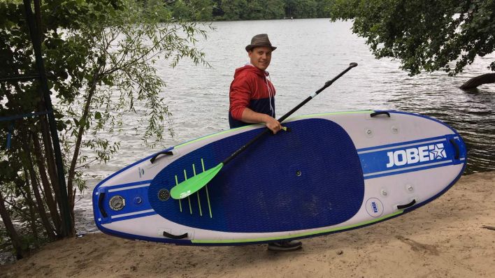 Yogasportler mit Board vor dem See (Bild: rbb/ Annette Miersch)