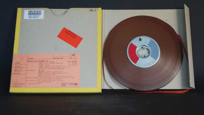 Original-Tonband und Bandkarton des rbb-Programmarchivs (Bild: Christian Collet, Archive und Dokumentation/rbb)