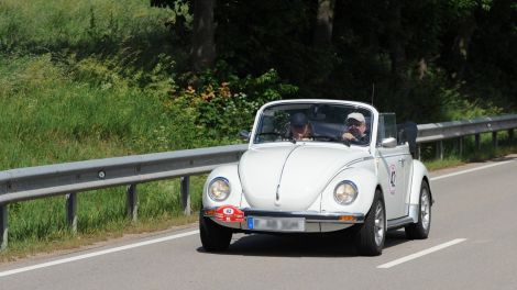 Alter VW-Käfer fährt über die Straße