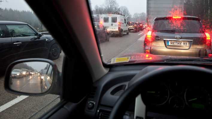 Blick aus dem Auto bei Stau Blick aus dem Auto bei Stau