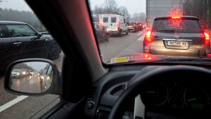 Blick aus dem Auto bei Stau