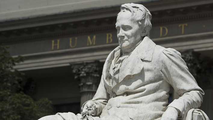 Das Denkmal von Alexander von Humboldt vor der Humboildt Universität in Berlin (Bild: imago images / Volker Hohl)feld