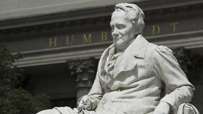 Das Denkmal von Alexander von Humboldt vor der Humboildt Universität in Berlin (Bild: imago images / Volker Hohl)feld Das Denkmal von Alexander von Humboldt vor der Humboildt Universität in Berlin (Bild: imago images / Volker Hohl)feld