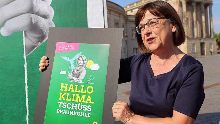 Ursula Nonnemacher vor dem Landtag in Potsdam Juni 2019 (Bild: imago images / Martin Müller)