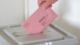 Ein Mann steckt einen Wahlbrief für die Landtagswahl 2019 in eine Wahlurne im Rathaus von Frankfurt (Oder) (Bild: dpa)