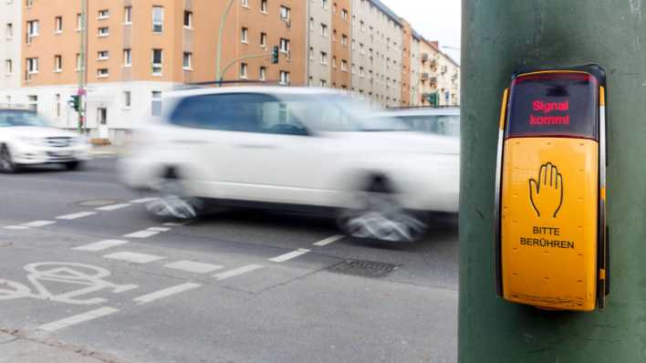 "Signal kommt" - Warten bei der Ampel.