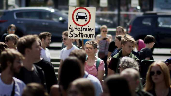 Demonstranten mit Schild Autofreier Stadtraum.