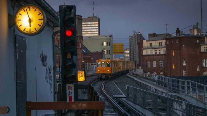 Die U-Bahn am Gleisdreieck.