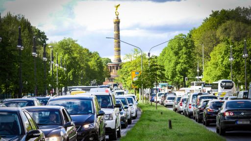 Stau in Berlin-Tiergarten vor der Siegessäule (Bild: imago images/Jürgen Ritter)