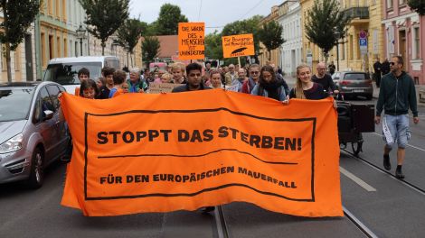 Teilnehmer einer Seebrücke-Demonstration in Potsdam