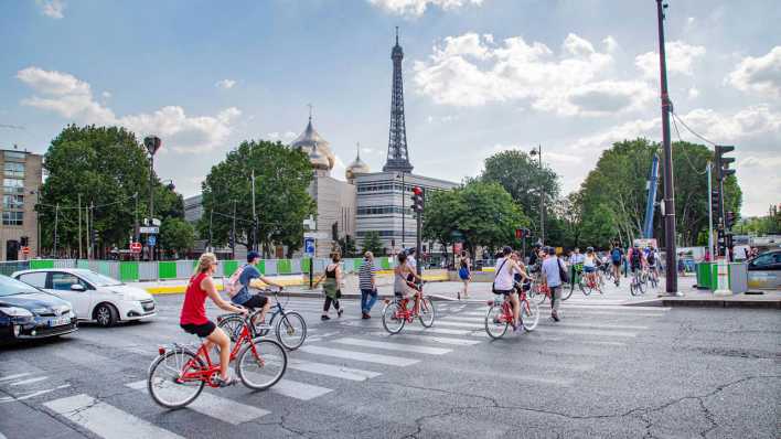 Fahrradfahrer in Paris (Bild: imago images/Caroline Paux)