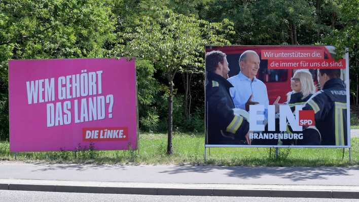Landtagswahl in Brandenburg: Zwei Wahlplakate der Parteien DIE LINKE und SPD Landtagswahl in Brandenburg: Zwei Wahlplakate der Parteien DIE LINKE und SPD