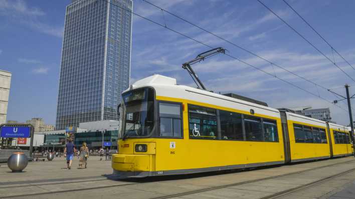 Tram auf dem Alexanderplatz Berlin.