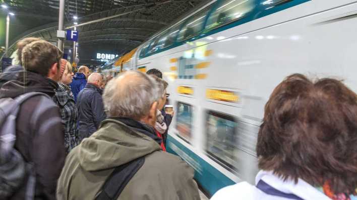 Fahrgäste am Regionalexpress RE 2 (Bild: imago images) Fahrgäste am Regionalexpress RE 2 (Bild: imago images)