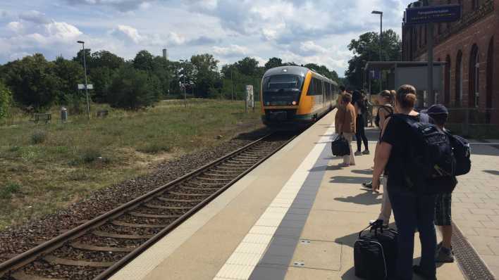 Ein seltenes Bild am Bahnhof Spremberg: Eine Bahn kommt! Ein seltenes Bild am Bahnhof Spremberg: Eine Bahn kommt!