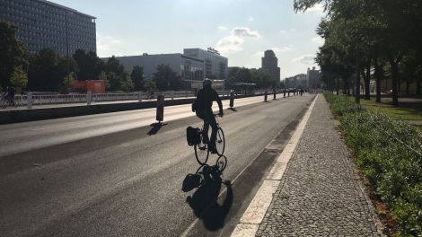 Die Karl-Marx-Allee bekommt eine vier Meter breiten Radweg.