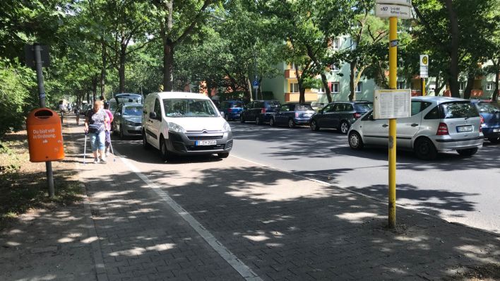 Am Heckerdamm müssen Fußgänger wegen der parkenden Autos oft auf dem Radweg laufen.